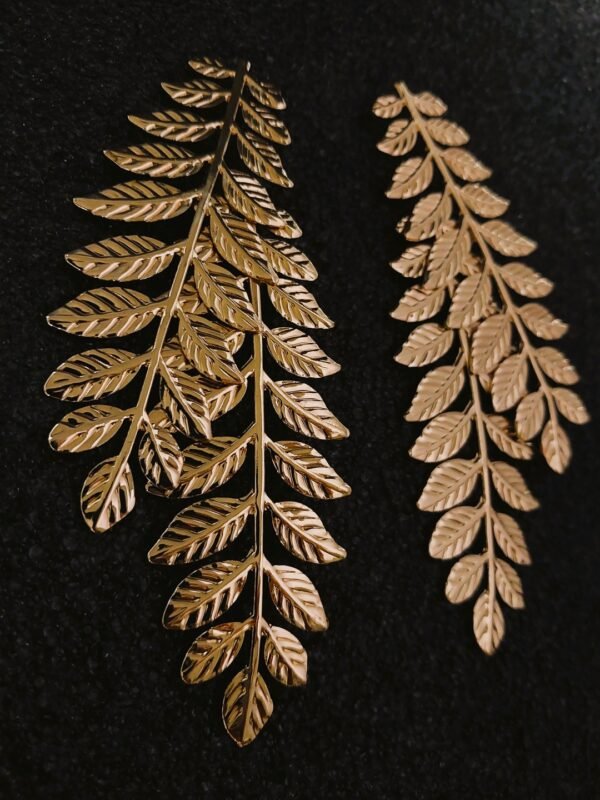 Leaf stem textured gold earrings - Image 4