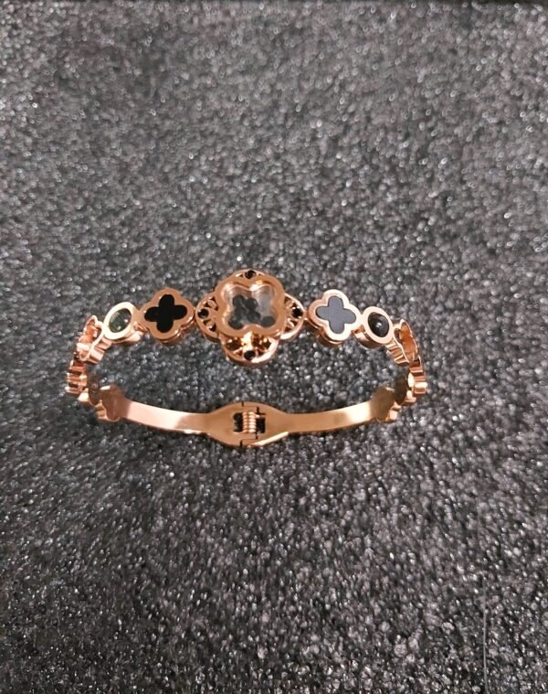 Clover design black stud bracelet - Image 4