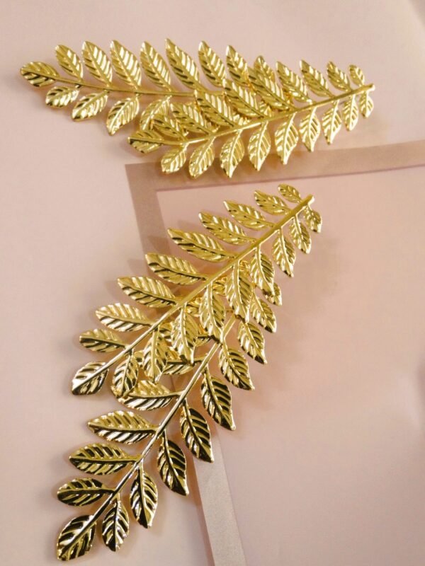 Leaf stem textured gold earrings - Image 3