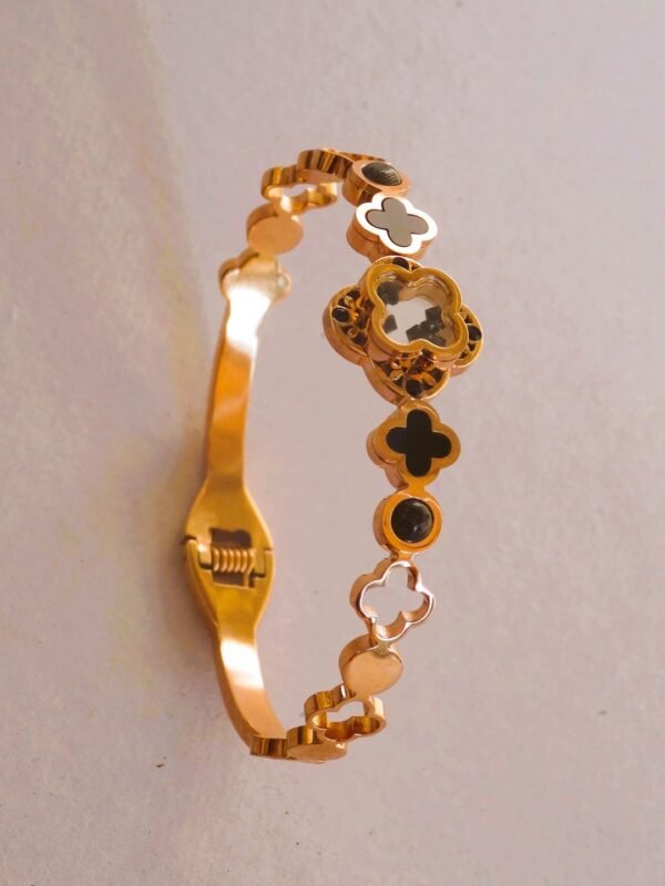 Clover design black stud bracelet - Image 5