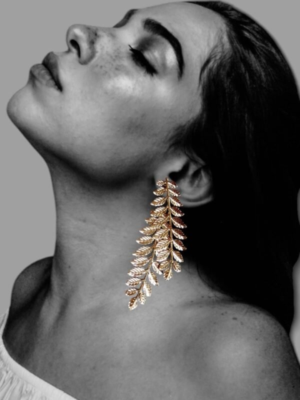 Leaf stem textured gold earrings - Image 2