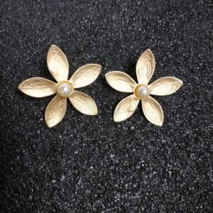 Floral earrings with pearl stud
