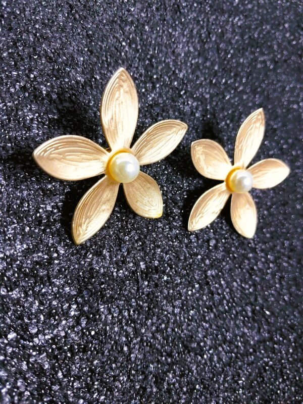 Floral earrings with pearl stud - Image 2