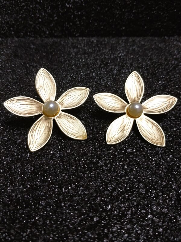 Floral earrings with pearl stud - Image 3